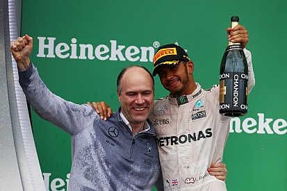 Hamilton agradece a Mercedes y rinde homenaje a Ali