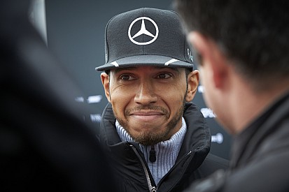 Hamilton: "Questa F.1 non stanca ma impegna mentalmente"