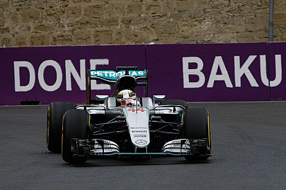 Hamilton se queda sólo en Bakú