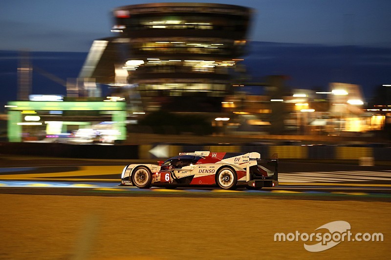 ル・マン24時間:レース半分を消化。ポルシェとトヨタが激しい首位争い