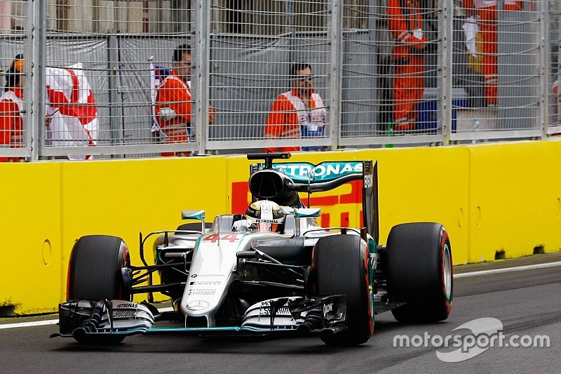 Lewis Hamilton krijgt vervangende linkervoorband voor de race