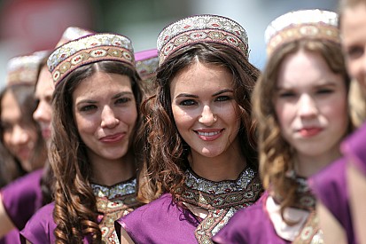 Fotogallery: le grid girl molto etniche della griglia di Baku