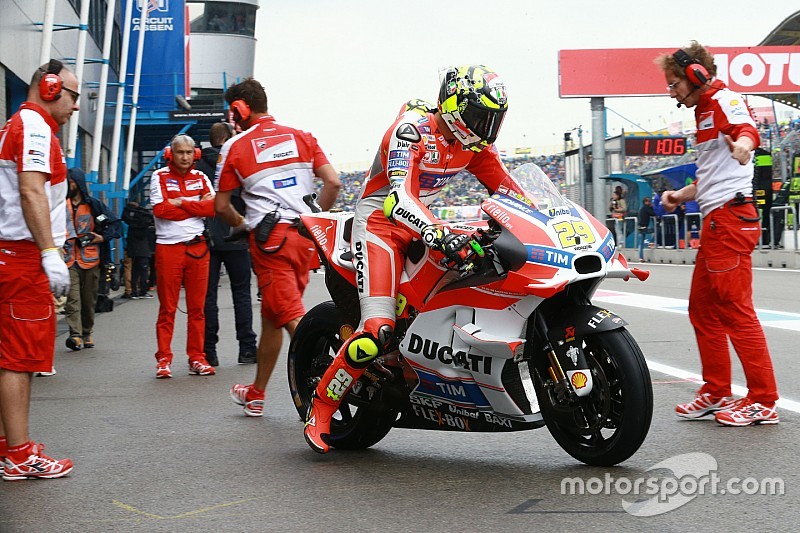 Iannone en Dovizioso aan kop in halfnatte warm-up Dutch TT