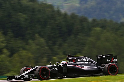Alonso gefrustreerd na kinderlijke fout van McLaren