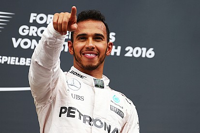 Stand: Rosberg ziet voorsprong slinken, Verstappen loopt in op Ricciardo
