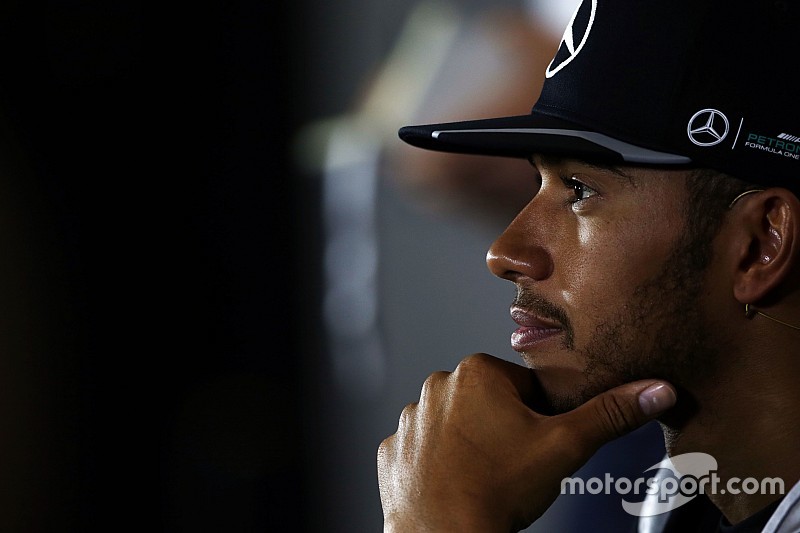 Hamilton dice que no cambiará su manera de correr