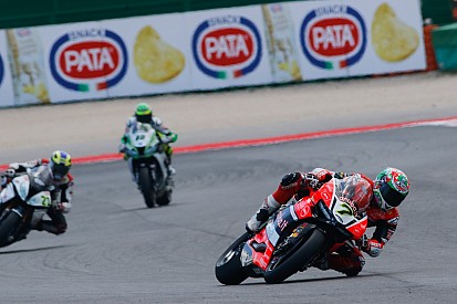Davies lidera la primera jornada en Laguna Seca