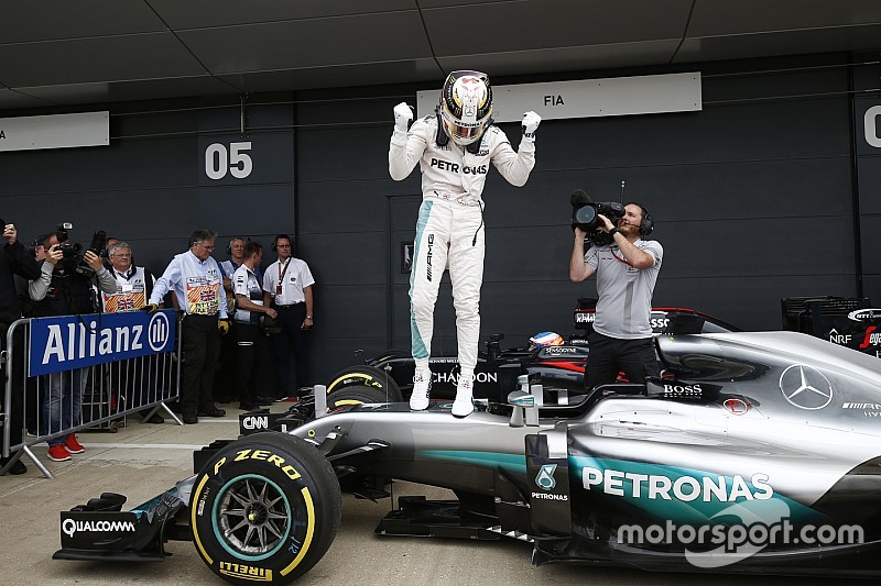 Vídeo: El 'infatigable' Hamilton, a por la remontada
