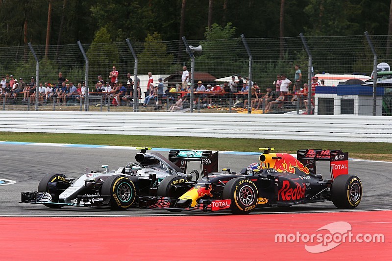 Twee strafpunten voor Rosberg vanwege incident met Verstappen