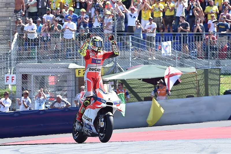 Iannone wint Ducati-duel van Dovizioso en pakt zege in Oostenrijk