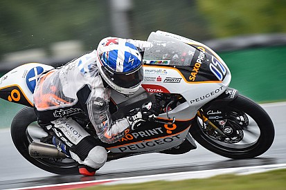 WK-leider Binder crasht aan kop in Brno, regenzege voor McPhee
