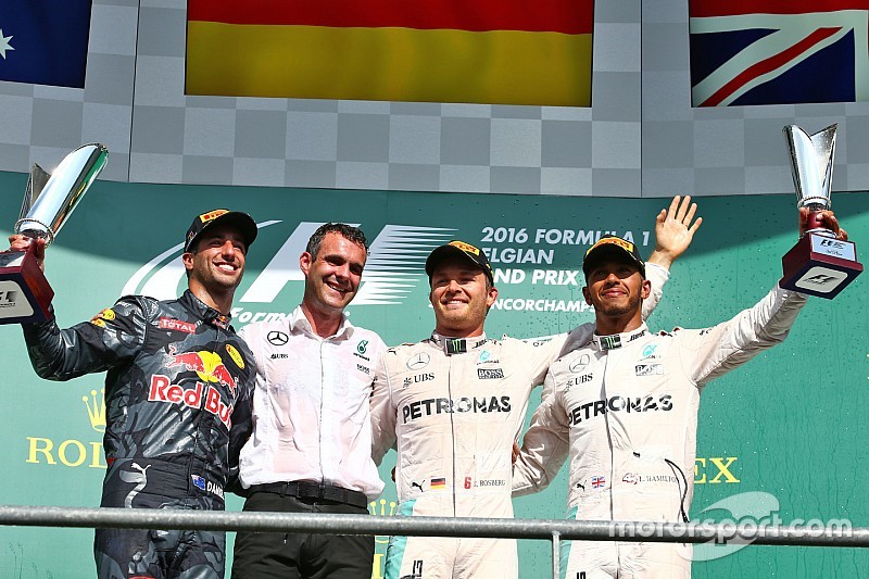 Rosberg wint spektakelstuk in België, geen punten Verstappen