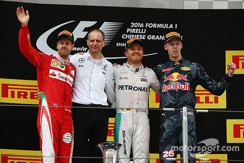 GP Tiongkok: Rosberg meraih kemenangan lagi setelah pertarungan seru di barisan belakang