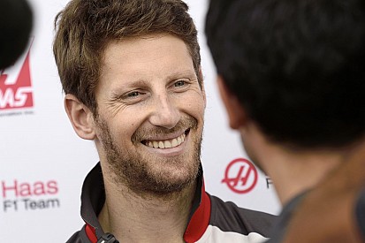 Grosjean egy hatalmas vadi új Mumm pezsgővel a kezében pózolt!