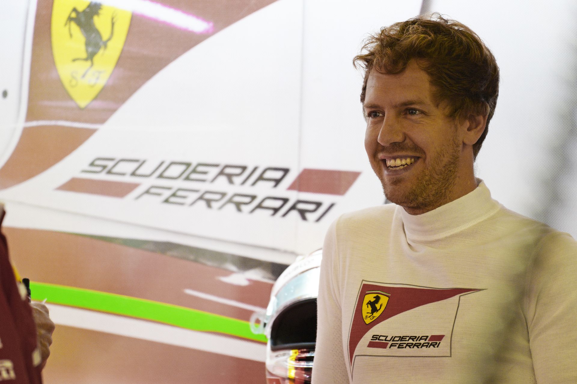 Vettel a Ferrari garázsának mélyén jegyzetelget - a német minden másodpercét hasznosan tölti!