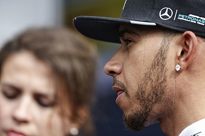 Több mint 11 millió forintba fájt a Mercedesnek az, hogy Hamilton megtarthatta a 10. helyét