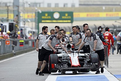 A Haas kamionjai Barcelona felé vették az irányt!