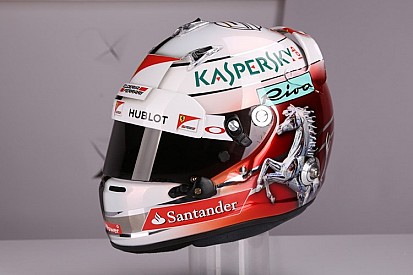 Vettel ismét új sisakfestést kapott: mintha levettek volna egy emblémát a Ferrariról