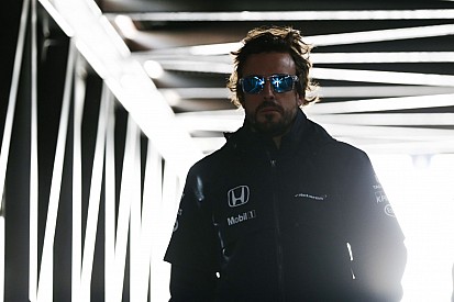 Videón a pillanat, amikor Alonso átveszi a trófeát: végre kapott valamit