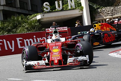 Vettel sem akar kimaradni a buliból: érintőre vette a korlátot az 1-esben