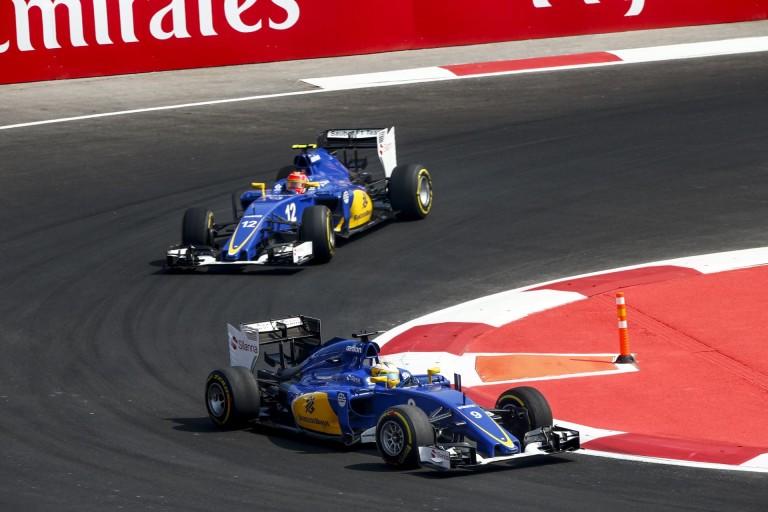 Ebből bunyó lesz: videón a két Sauber szerencsétlenkedése