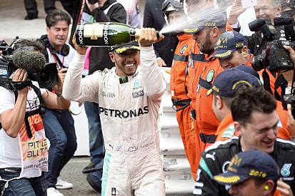 Hamilton még az autóját is leöntötte pezsgővel Monacóban
