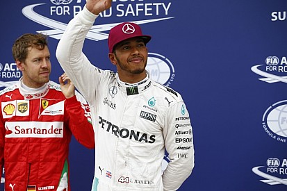 Hamilton beült a Mercedes ablakába!