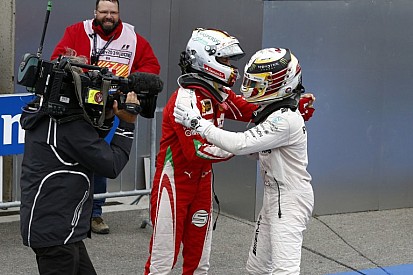 Hamilton és Vettel imádják egymást: nagy show-t csináltak vasárnap