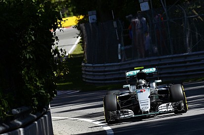 Amatőr videón, ahogy Rosberg 351 km/órával elhúz Bakuban