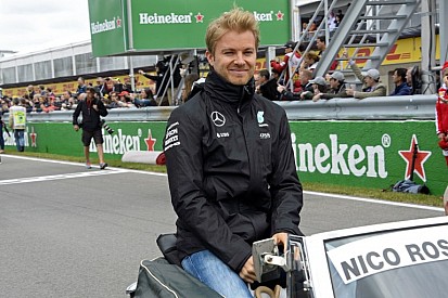 Rosberg jobban focizik, mint Schweinsteiger?