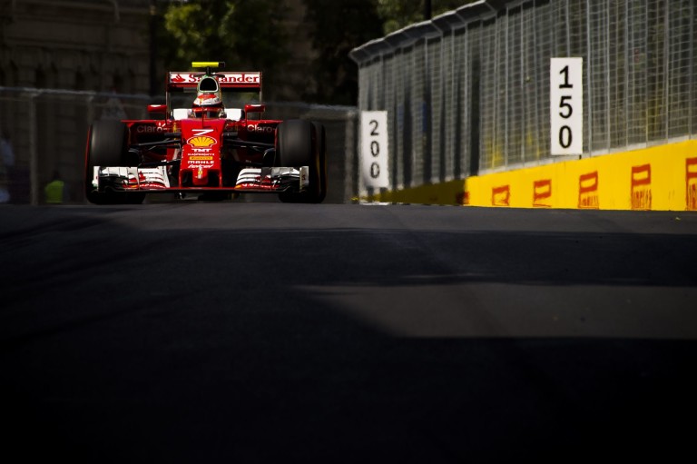 Videón az eset, amiért Räikkönen büntetést kapott Bakuban!