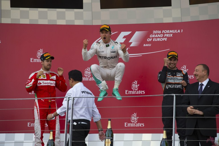 Videón Rosberg botlása - ahogy elveszti egyensúlyát a dobogón...