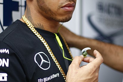 Hamilton és a cicás póló: ha kutyás, akkor sorry