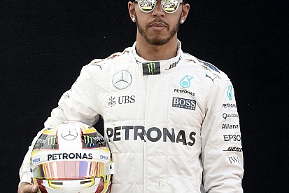 Hamilton és az új LaFerrari szuper-autója Los Angelesben