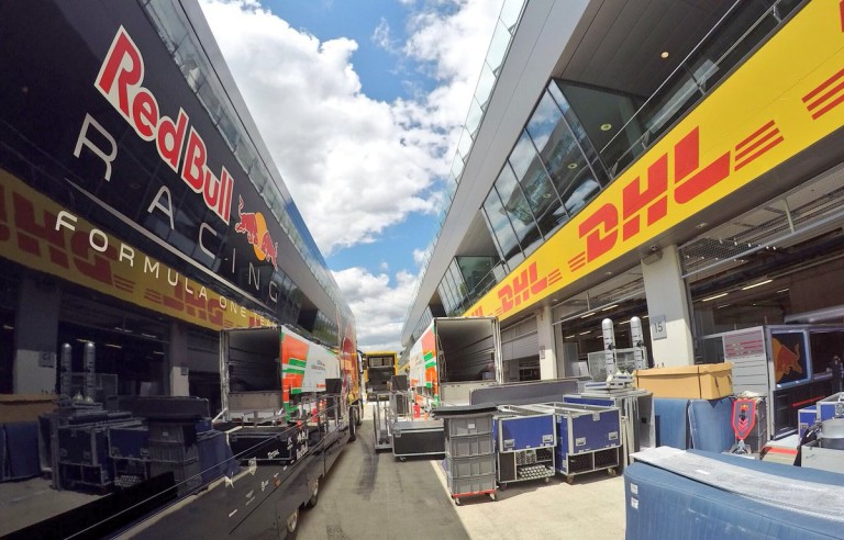 Feelinges kép a Red Bull Ringről: pakolásznak az F1-es csapatok