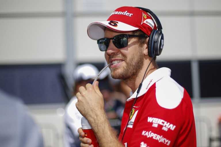 Mikor Vettel meglátta a Red Bull osztrák versenyoverálját...