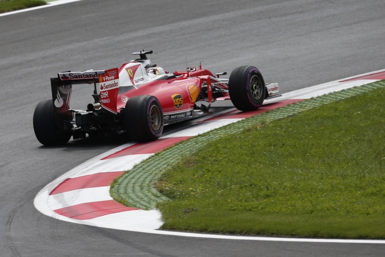 Vettel eldobta a Ferrarit a második edzés végén, elakadt a gép a sóderben