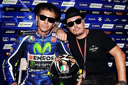 Valentino Blues Brothers, el casco dedicado a la carrera de casa: ¡Sweet Home Misano!