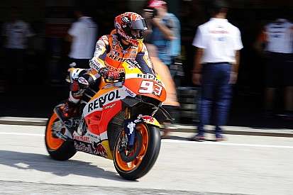 Misano, Warm-Up: Marquez cade ma precede Valentino di un soffio