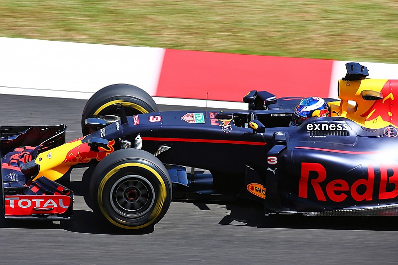 Esplode il motore di Hamilton, a Sepang è doppietta Red Bull!