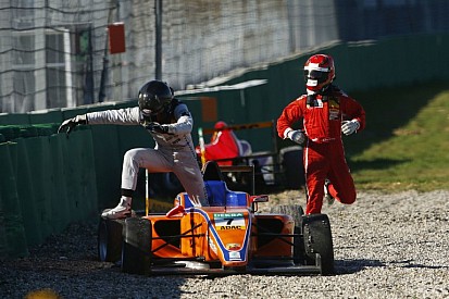 Vicces jelenet az ADAC F4-ből: kettős kiesés, majd kergetőzés