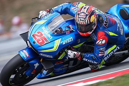 MotoGP: Brutális baleset után egy bámulatos Brit Nagydíj Vinales és a Suzuki győzelmével! Crutchlow 2. Rossi 3.