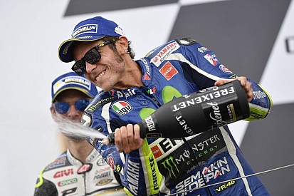 MotoGP: Rossi egyedi, "blues brothers-ös" sisakkal készült Misanóra!