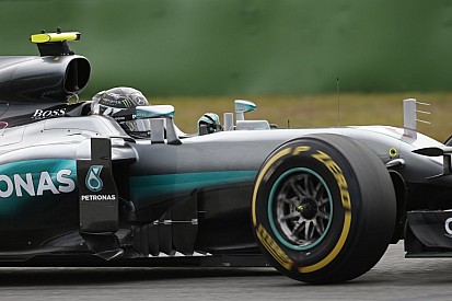 Videón a Mercedes villámgyors kerékcseréje gyakorlás közben Monzából
