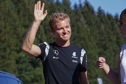Elég erősnek tűnik a Mercedes, de Rosberg még javítana a kocsin