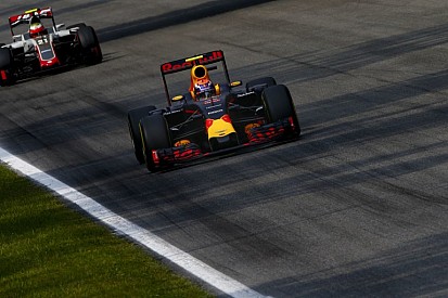 Verstappen állva maradt a rajtnál, de így is 7. lett