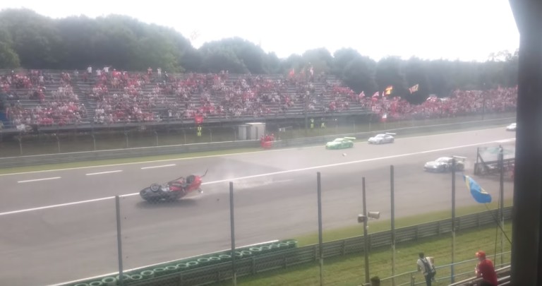 Újabb amatőr videón a brutális bukás Monzából: nagyon durva