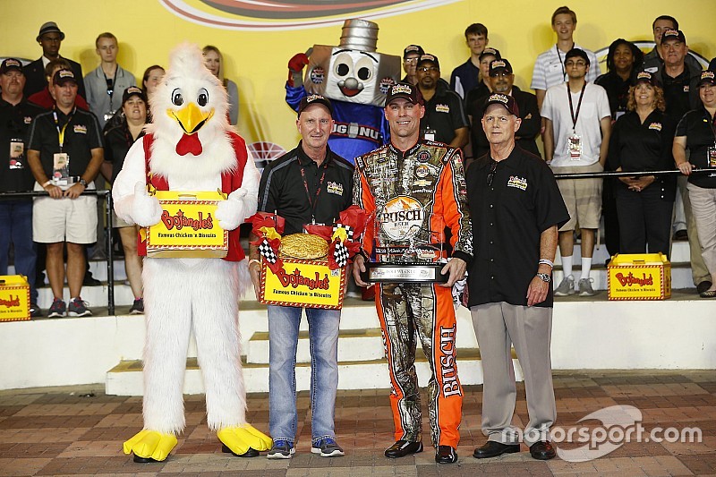 Harvick consigue la pole para Charlotte
