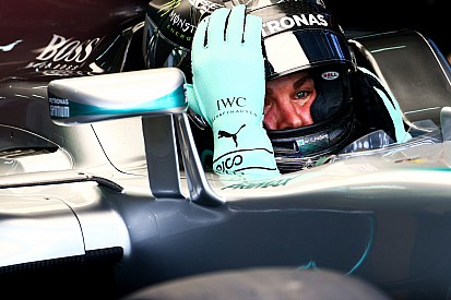 Suzuka, Libere 1: Rosberg detta il passo, Alonso va a sbattere