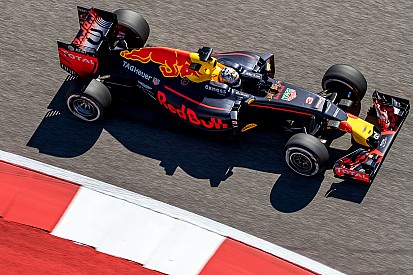 Red Bull "на одном уровне или быстрее" Mercedes, считает Риккардо